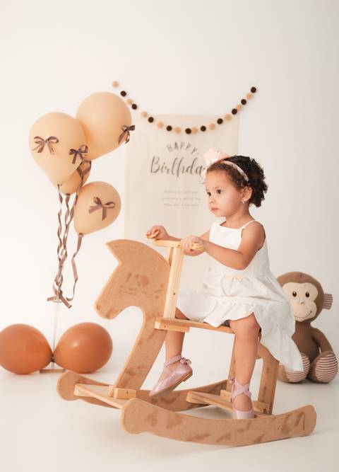 foto infantil no estudio em tons terroso '