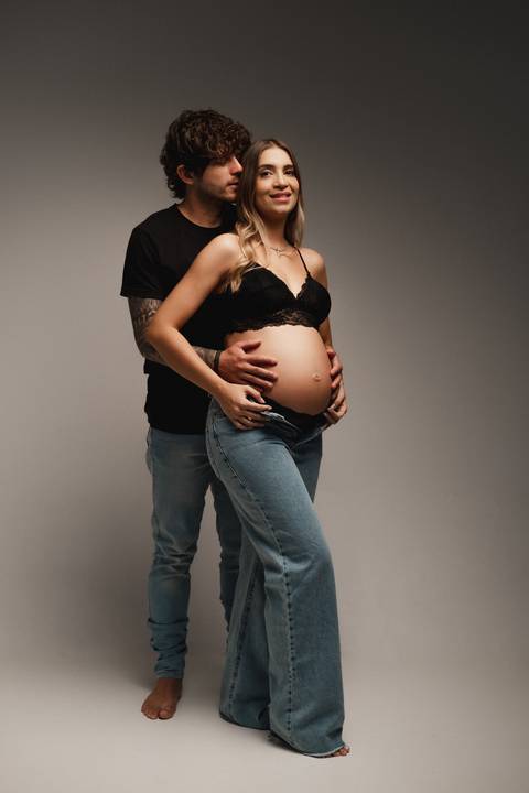 ensaio de gestante em estúdio'
