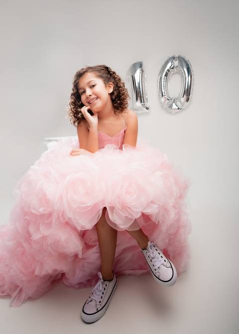 ensaio de menina com vestido e allstar '