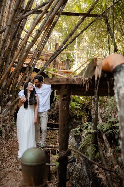 Ensaio de casal ao pôr do sol
Fotografia de casal em ambiente rural
Ensaio romântico em fazenda
Ensaio fotográfico espontâneo no campo'