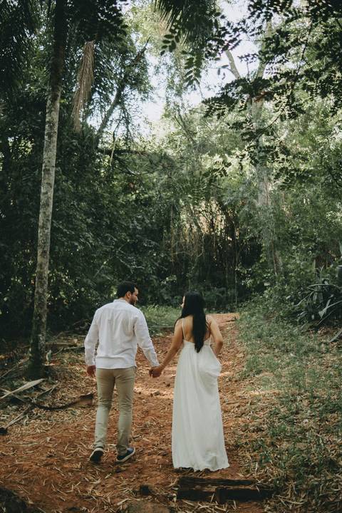 Ensaio de casal ao pôr do sol
Fotografia de casal em ambiente rural
Ensaio romântico em fazenda
Ensaio fotográfico espontâneo no campo'
