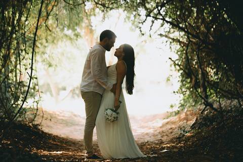 Ensaio de casal ao pôr do sol
Fotografia de casal em ambiente rural
Ensaio romântico em fazenda
Ensaio fotográfico espontâneo no campo'