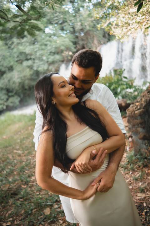 Ensaio de casal ao pôr do sol
Fotografia de casal em ambiente rural
Ensaio romântico em fazenda
Ensaio fotográfico espontâneo no campo'