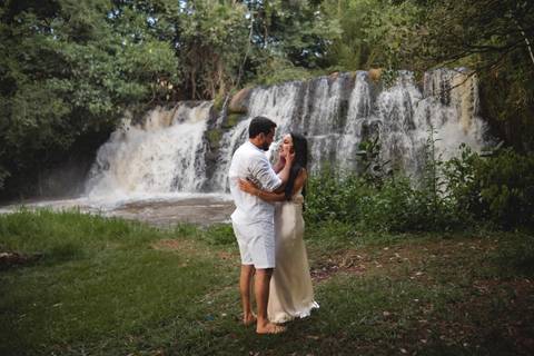 Ensaio de casal ao pôr do sol
Fotografia de casal em ambiente rural
Ensaio romântico em fazenda
Ensaio fotográfico espontâneo no campo'
