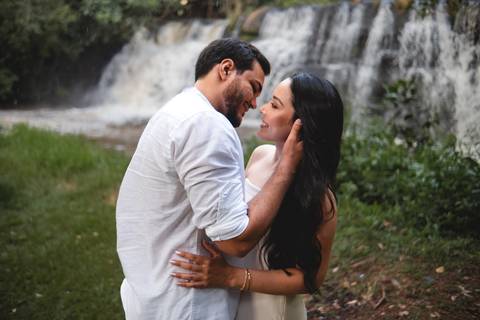 Ensaio de casal ao pôr do sol
Fotografia de casal em ambiente rural
Ensaio romântico em fazenda
Ensaio fotográfico espontâneo no campo'