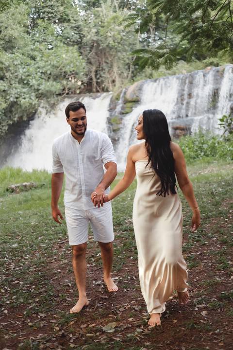 Ensaio de casal ao pôr do sol
Fotografia de casal em ambiente rural
Ensaio romântico em fazenda
Ensaio fotográfico espontâneo no campo'