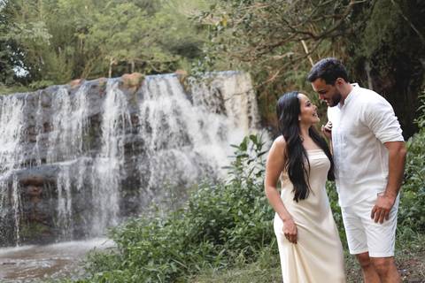 Ensaio de casal ao pôr do sol
Fotografia de casal em ambiente rural
Ensaio romântico em fazenda
Ensaio fotográfico espontâneo no campo'