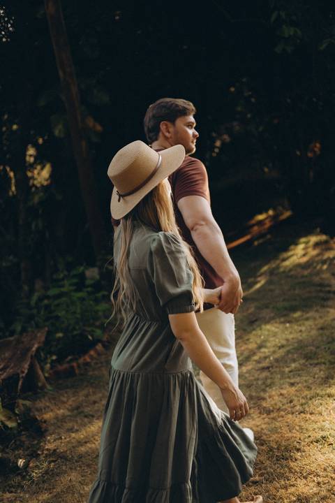 Ensaio fotográfico em lago com barco

Ensaio de casal com pôr do sol

Vestido branco ensaio fotográfico

Ensaio de casal com chapéu boho'