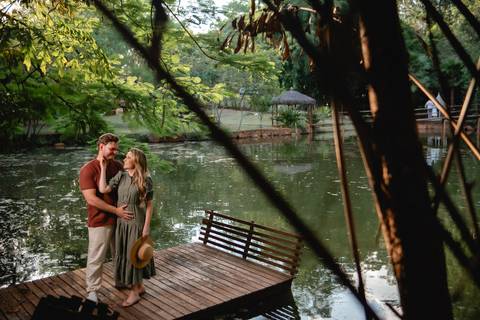 Ensaio fotográfico em lago com barco

Ensaio de casal com pôr do sol

Vestido branco ensaio fotográfico

Ensaio de casal com chapéu boho'