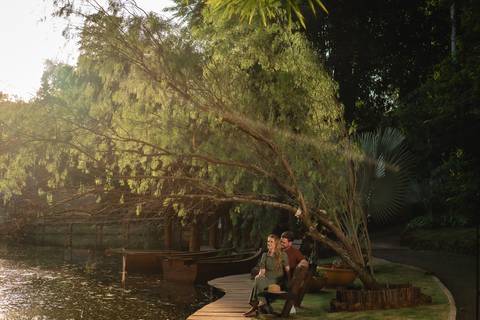 Ensaio fotográfico em lago com barco

Ensaio de casal com pôr do sol

Vestido branco ensaio fotográfico

Ensaio de casal com chapéu boho'