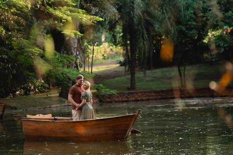 Ensaio fotográfico em lago com barco

Ensaio de casal com pôr do sol

Vestido branco ensaio fotográfico

Ensaio de casal com chapéu boho'