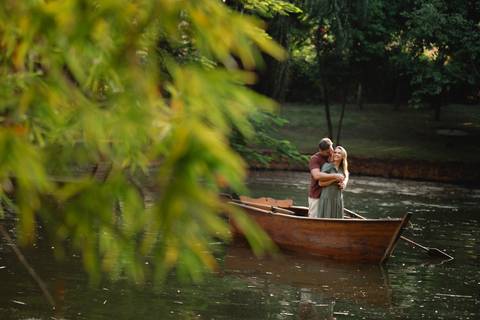 Ensaio fotográfico em lago com barco

Ensaio de casal com pôr do sol

Vestido branco ensaio fotográfico

Ensaio de casal com chapéu boho'