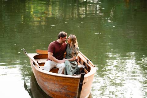 Ensaio fotográfico em lago com barco

Ensaio de casal com pôr do sol

Vestido branco ensaio fotográfico

Ensaio de casal com chapéu boho'