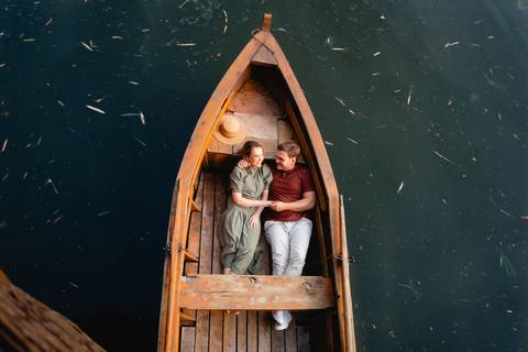 Ensaio fotográfico em lago com barco

Ensaio de casal com pôr do sol

Vestido branco ensaio fotográfico

Ensaio de casal com chapéu boho'