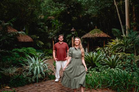 Ensaio fotográfico em lago com barco

Ensaio de casal com pôr do sol

Vestido branco ensaio fotográfico

Ensaio de casal com chapéu boho'