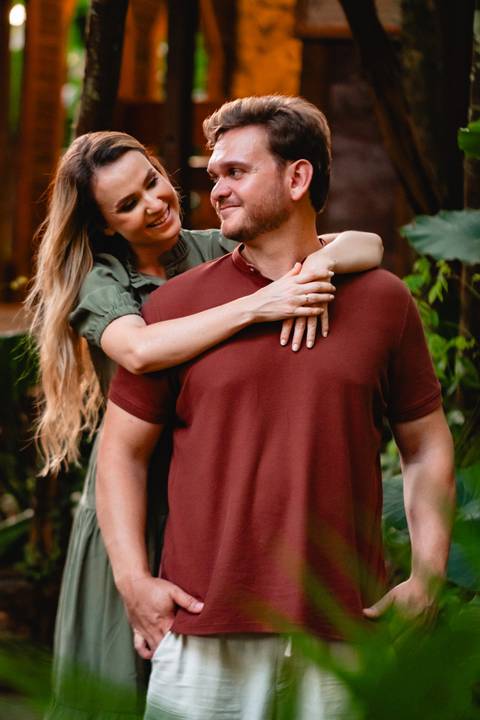 Ensaio fotográfico em lago com barco

Ensaio de casal com pôr do sol

Vestido branco ensaio fotográfico

Ensaio de casal com chapéu boho'