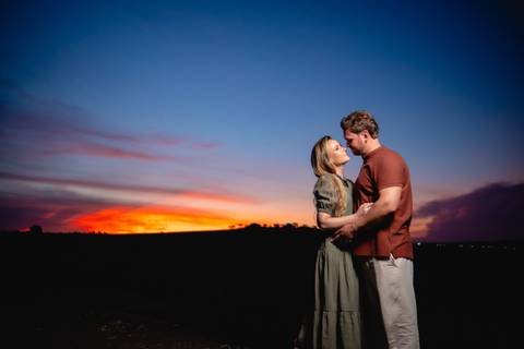 Ensaio fotográfico em lago com barco

Ensaio de casal com pôr do sol

Vestido branco ensaio fotográfico

Ensaio de casal com chapéu boho'
