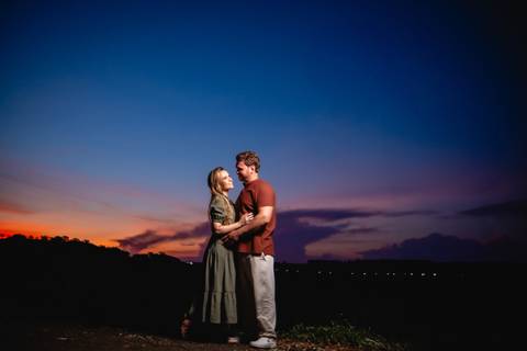 Ensaio fotográfico em lago com barco

Ensaio de casal com pôr do sol

Vestido branco ensaio fotográfico

Ensaio de casal com chapéu boho'
