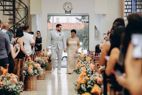 entrada do noivo 
vestido para mãe do noivo 
aluguel de vestido de madrinha '