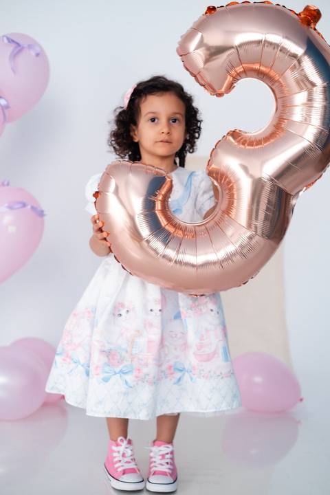 ensaio infantil com balão metalizado de numero '