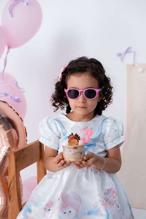Ensaio no studio de criança com bolo pequeno'
