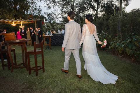entrada dos noivos na festa de casamento '