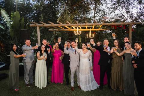 brinde dos noivos com os padrinhos'