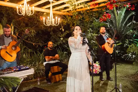 noiva cantando em casamento '