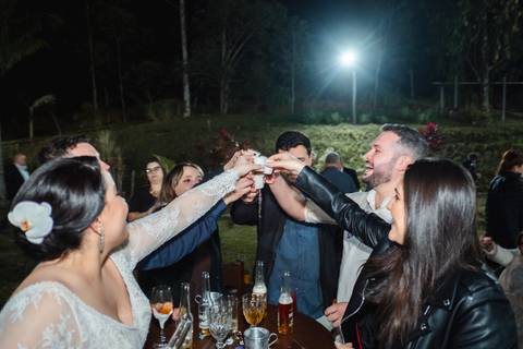 brinde com festa de casamento com whisky'