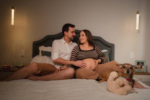 fotos de gestante no quarto 
ensaio de gestante no quarto com cachorro 
ensaio de gestante com pet 
inspiração de ensaio de gestante 
fotografo de gestante '