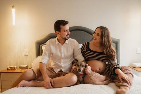 fotos de gestante no quarto 
ensaio de gestante no quarto com cachorro 
ensaio de gestante com pet 
inspiração de ensaio de gestante 
fotografo de gestante '