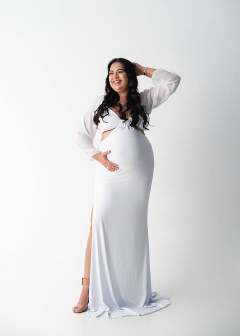 vestido branco para ensaio de gestante 
look para fotos de gestante em estudio '