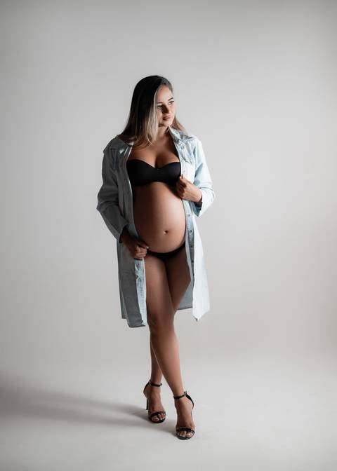 look jeans para gestante 
roupa de gestante para estudio de fotografia '