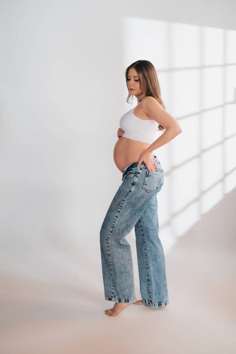 Ensaio de gestante no estudio mais clean 
inspiração para ensaio de gestante no estudio de fotografia '