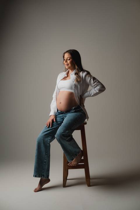 calça jeans para gestante 
camisa brança para ensaio de gestante '