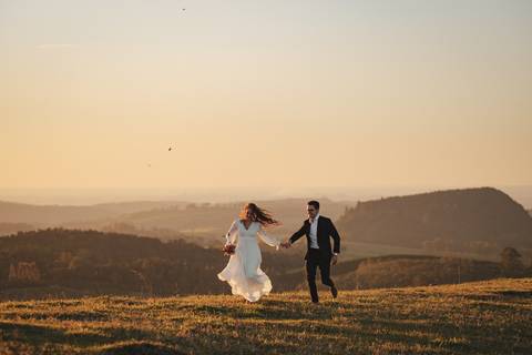 ensaio pré-wedding elegante

ensaio de casal ao entardecer

fotografia com luz dourada'