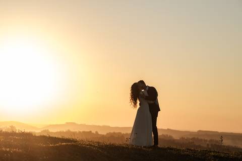 ensaio pré-wedding elegante

ensaio de casal ao entardecer

fotografia com luz dourada'