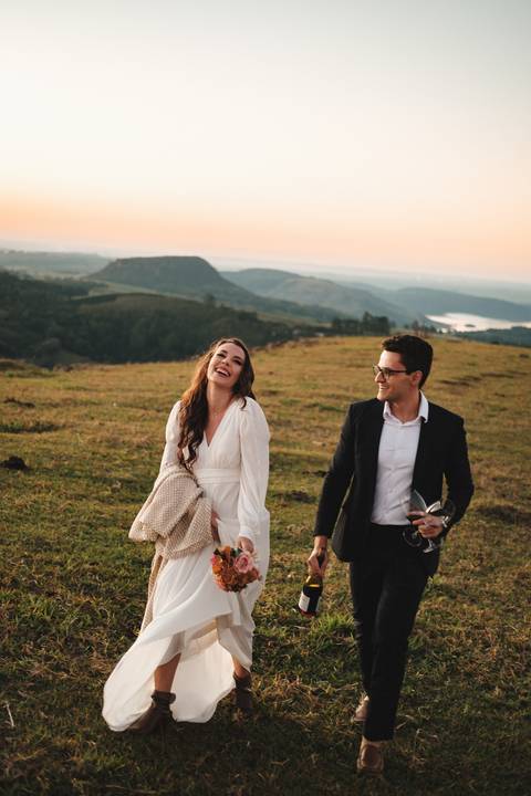 ensaio pré-wedding elegante

ensaio de casal ao entardecer

fotografia com luz dourada'