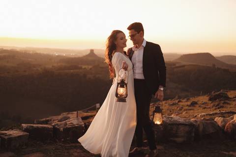 pré-wedding ao pôr do sol

ensaio pré-wedding romântico

ensaio pré-wedding com lamparinas

ensaio pré-wedding elegante'