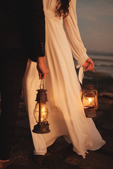 pré-wedding ao pôr do sol

ensaio pré-wedding romântico

ensaio pré-wedding com lamparinas

ensaio pré-wedding elegante'