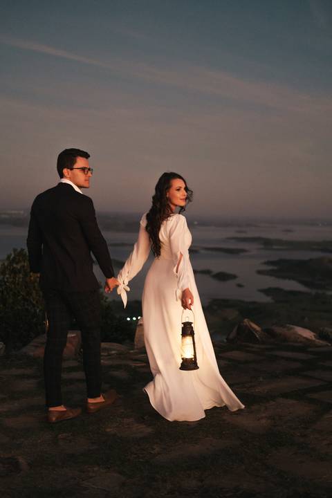 pré-wedding ao pôr do sol

ensaio pré-wedding romântico

ensaio pré-wedding com lamparinas

ensaio pré-wedding elegante'