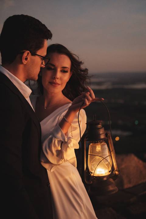 pré-wedding ao pôr do sol

ensaio pré-wedding romântico

ensaio pré-wedding com lamparinas

ensaio pré-wedding elegante'