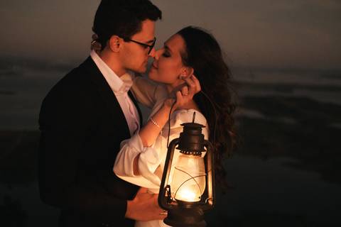 pré-wedding ao pôr do sol

ensaio pré-wedding romântico

ensaio pré-wedding com lamparinas

ensaio pré-wedding elegante'