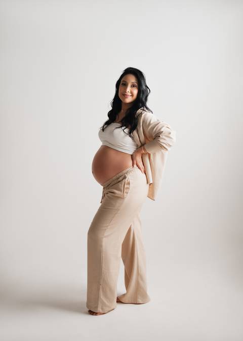 ensaio gestante em estúdio

fotografia de gestante profissional

ensaio fotográfico de gravidez

fotos de gestante casal'