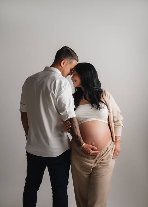 ensaio gestante em estúdio

fotografia de gestante profissional

ensaio fotográfico de gravidez

fotos de gestante casal'