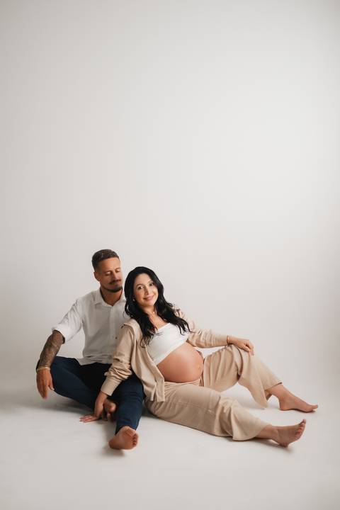 ensaio gestante em estúdio

fotografia de gestante profissional

ensaio fotográfico de gravidez

fotos de gestante casal'