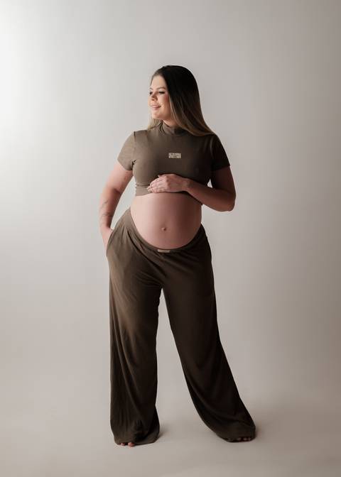 ensaio gestante em estúdio

fotografia de gestante profissional

ensaio fotográfico de gravidez

fotos de gestante casal

ensaio maternidade em estúdio'