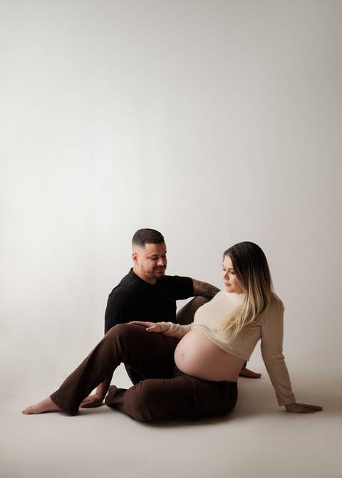 ensaio gestante em estúdio

fotografia de gestante profissional

ensaio fotográfico de gravidez

fotos de gestante casal

ensaio maternidade em estúdio'