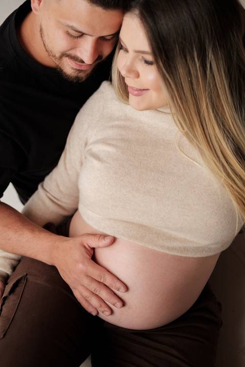 ensaio gestante em estúdio

fotografia de gestante profissional

ensaio fotográfico de gravidez

fotos de gestante casal

ensaio maternidade em estúdio'