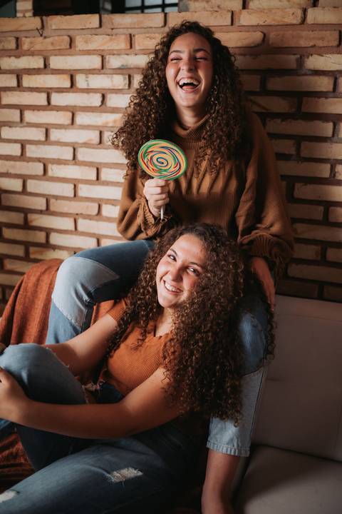 nsaio debutante

Debutantes gêmeas

Michaella e Gabriella

Ensaio em estúdio

Sessão fotográfica 15 anos

Inclusão e diversidade

Autismo e representatividade

Amor entre irmãs'